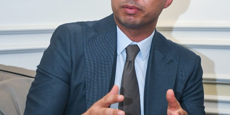 الاقتصادي علي سالم ينصح الشباب بالتحرك والعمل علي اكتساب الخبرات