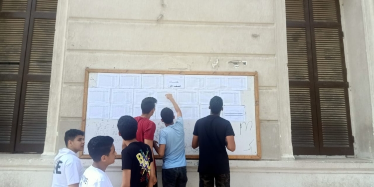 نشر نتائج الصفين الأول والثاني الثانوى العام بمدارس الجيزة مجانا "صور"