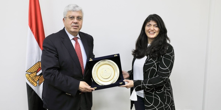 اختيار دينا سليمان ضمن أفضل 43 خبير لعلاج العمود الفقري بدون جراحة