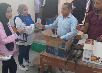 توزيع وجبات خفيفة على طلاب الثانوية العامة بالوادي الجديد