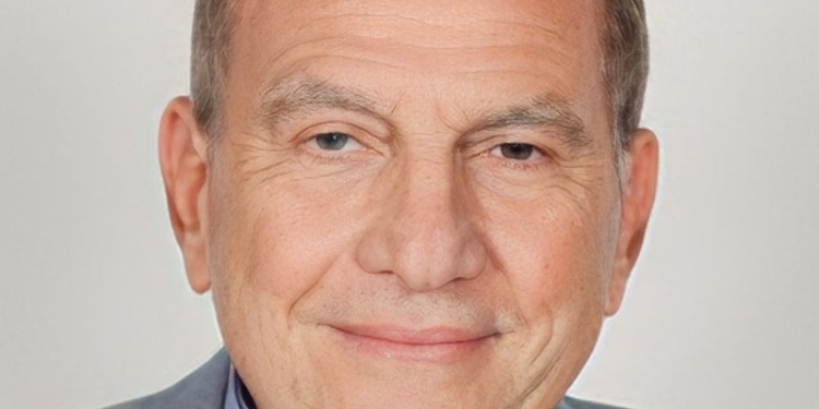 السيرة الذاتية للفائزين بجوائز الدولة