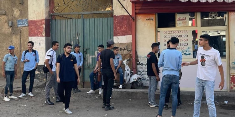 أخبار الثانوية العامة اليوم.. أولياء أمور مصر: تأخر فتح اللجان أمام الطلاب والمدارس غير ملتزمة بقرار الوزارة