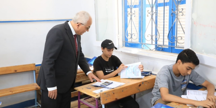 وزير التعليم السابق يفجر مفاجأة: الغش لم يعد تجاوزات فردية.. والشعار: "انجح بأي طريقة"