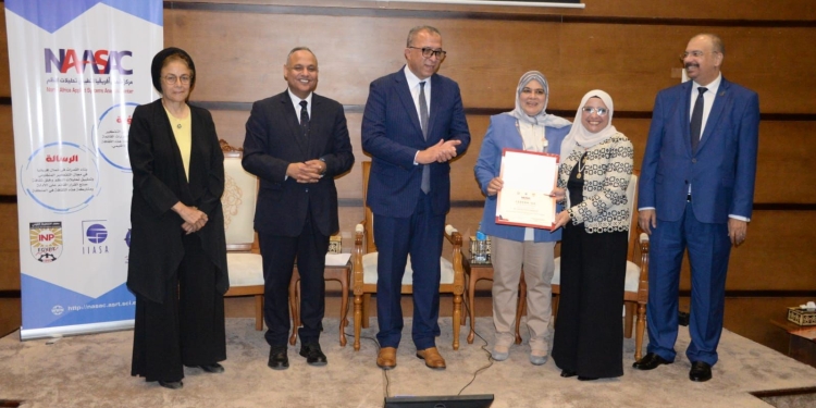 توزيع شهادات خريجي الدفعة الأولى لدبلوم تطبيق تحليلات النظم بمعهد التخطيط