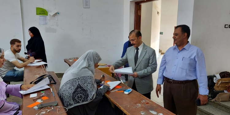 نائب رئيس جامعة بنها يتفقد الامتحانات بكلية التربية