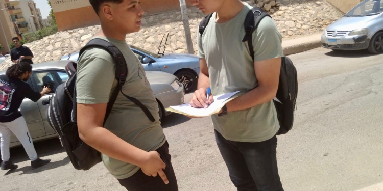 أخبار الثانوية العامة اليوم.. أولياء أمور مصر: تأخر فتح اللجان أمام الطلاب والمدارس غير ملتزمة بقرار الوزارة