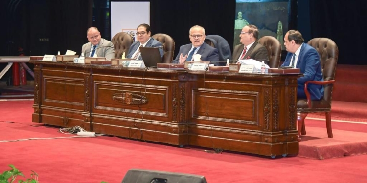 الخشت يوجه بسرعة إعلان نتائج الامتحانات بكليات جامعة القاهرة