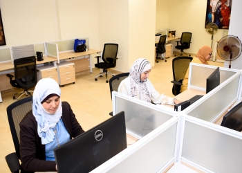 موظفو وزارة الهجرة فى مقرهم الجديد