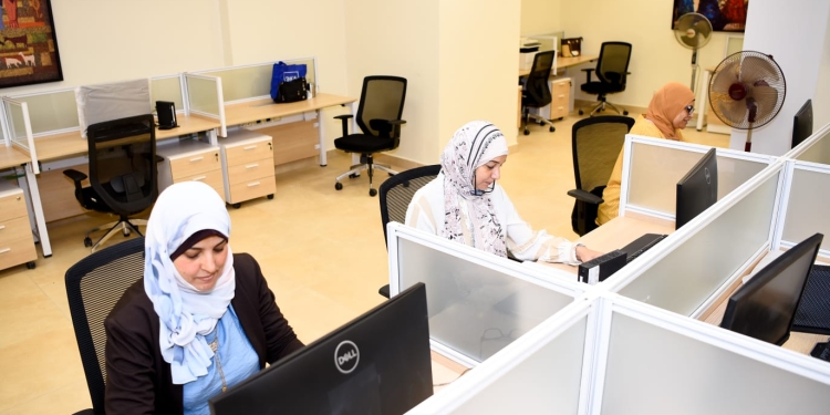 موظفو وزارة الهجرة فى مقرهم الجديد