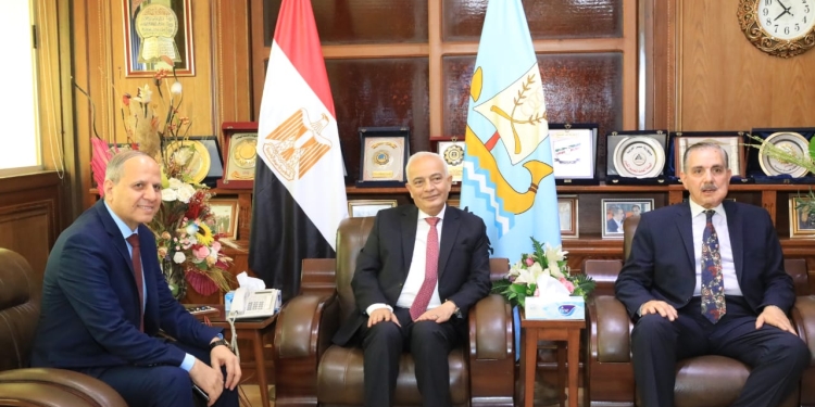 «حجازي» يتابع انتظام سير امتحانات بالثانوية العامة من غرفة العمليات بكفرالشيخ