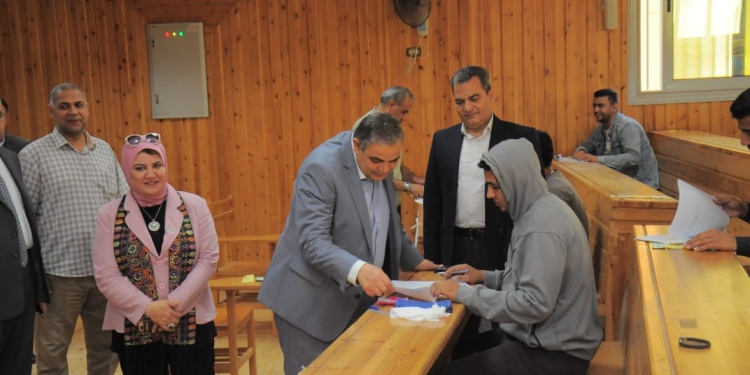 رئيس جامعة كفر الشيخ يتفقد امتحانات الترم الثاني بالكليات