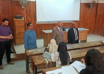 رئيس جامعة بنها يتفقد لجان الامتحانات بكليتي التجارة والآداب