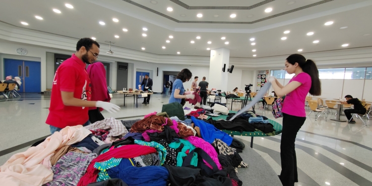 “علشانك يا بلدي” الجامعة الألمانية تنظم معرض ” عيدنا عيدين” لتوزيع الملابس بالجيزة