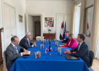 عاشور يلتقي بنظيرته الفرنسية لمناقشة اعادة هيكلة الجامعة الفرنسية بالقاهرة