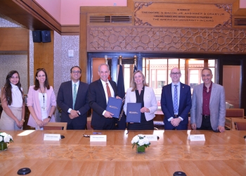 الجامعة الأمريكية بالقاهرة وجامعة كوينز في كينجستون بكندا يوقعان اتفاقية لتبادل الطلاب