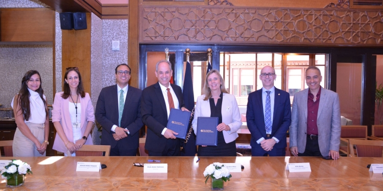 الجامعة الأمريكية بالقاهرة وجامعة كوينز في كينجستون بكندا يوقعان اتفاقية لتبادل الطلاب