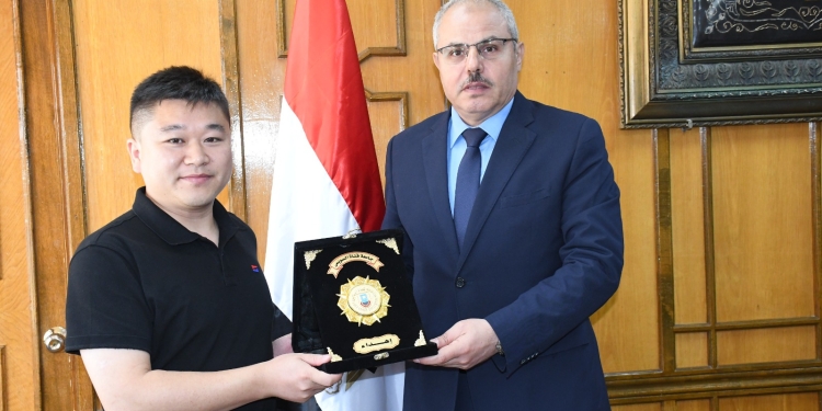 رئيس جامعة القناة يلتقي بالمدير الإقليمي لشركة JUSHI العالمية لبحث تدريب الشباب