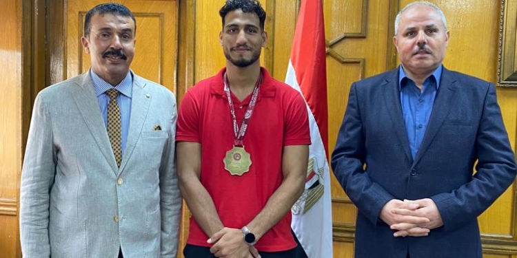 رئيس جامعة القناة يٌكرم ” أحمد خالد” صاحب ذهبية إفريقيا في المصارعة الحرة