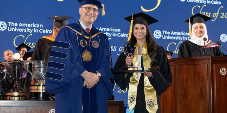 الجامعة الأمريكية بالقاهرة تحتفل بتخريج دفعات جديدة للبكالوريوس والدراسات العليا‎