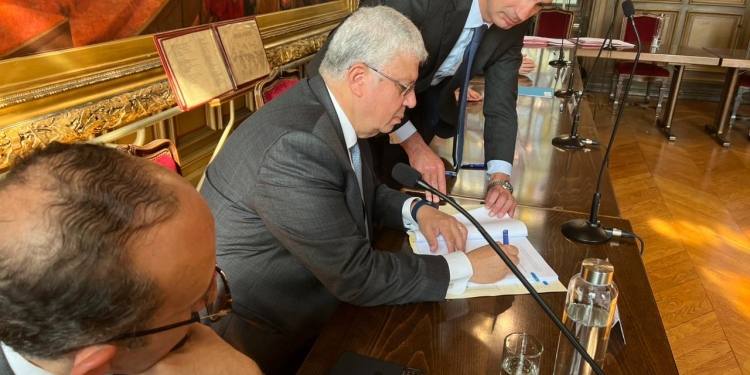 وزير التعليم العالي يوقع على صك هبة “بيت مصر” لصالح اتحاد جامعات باريس