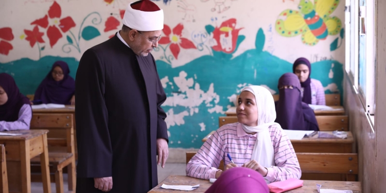 رئيس جامعة الأزهر يتفقد لجان امتحان الشهادة الثانوية الأزهرية في يومها الأول