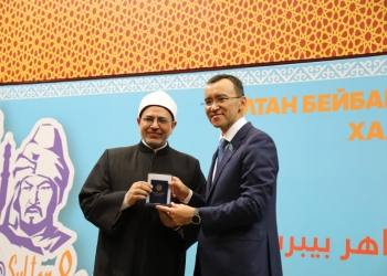 رئيس مجلس السينات ببرلمان كازاخستان يمنح رئيس جامعة الأزهر وسام «شفاعة» من الدرجة الثانية لجهوده في متابعة ترميم مسجد الظاهر بيبرس