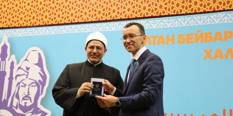 رئيس مجلس السينات ببرلمان كازاخستان يمنح رئيس جامعة الأزهر وسام «شفاعة» من الدرجة الثانية لجهوده في متابعة ترميم مسجد الظاهر بيبرس
