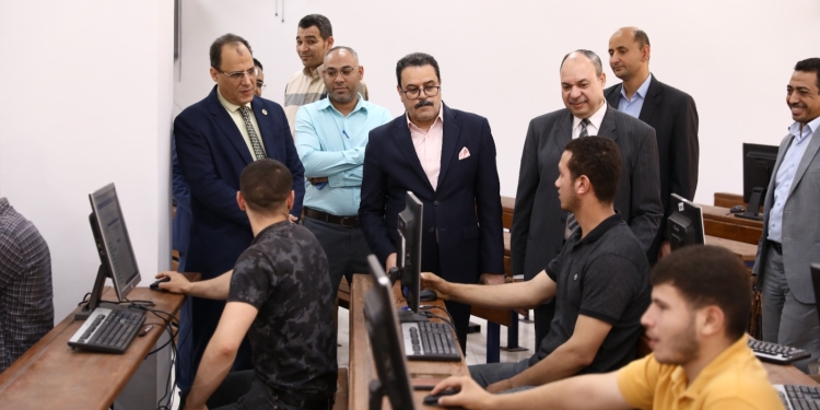نائب رئيس جامعة الأزهر يتفقد لجان امتحانات كليتي التجارة والتربية بالقاهرة