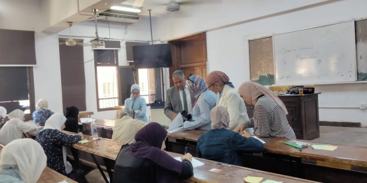نائب رئيس جامعة الأزهر يتفقد لجان امتحانات كليات فرع البنات بمدينة نصر