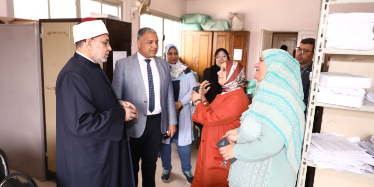 رئيس جامعة الأزهر يتفقد لجان الامتحانات والكنترولات بكلية الدراسات الإسلامية للبنات بالقاهرة