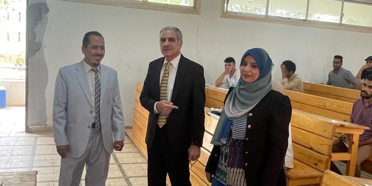 نائب رئيس جامعة أسوان يتفقد امتحانات الفصل الدراسي الثاني بكلية العلوم