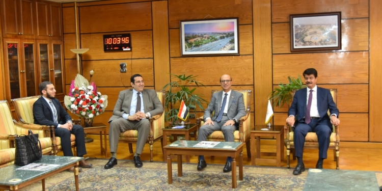 الجامعتان المصرية للتعلم الالكتروني وأسيوط يبحثان انشاء برامج مشتركة بكلية الحاسبات