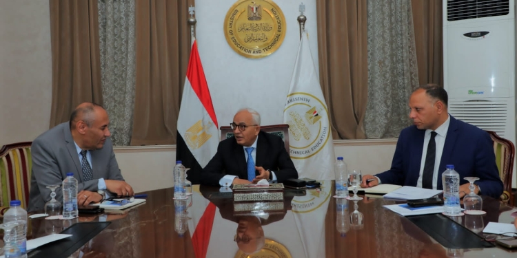 «حجازي» يعتمد نماذج إجابة امتحانات الثانوية العامة للمواد غير المضافة للمجموع