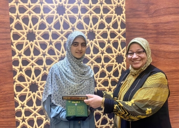 مجلس كلية الدراسات الإسلامية للبنات يكرم طالبة بعد تسليمها قطعة ذهبية عثرت عليها في مبنى الكلية
