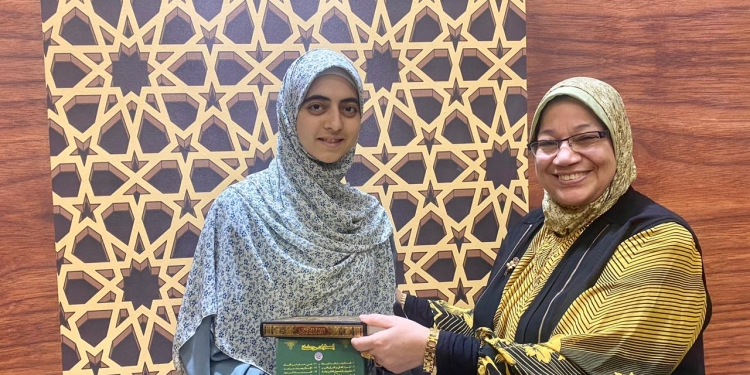 مجلس كلية الدراسات الإسلامية للبنات يكرم طالبة بعد تسليمها قطعة ذهبية عثرت عليها في مبنى الكلية