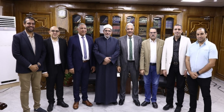 رئيس جامعة الأزهر يشيد بجهود فريق عمل قسطرة الشرايين التاجية المعقدة بطب الأزهر