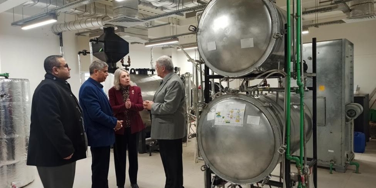 محطة بخارية هجينة بالجامعة اليابانية تعمل بالطاقة الشمسية لإنتاج الكهرباء وتحلية المياه