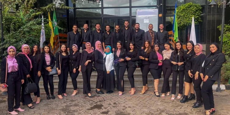 “72 بتوقيت الواحة” و “بما لا تشتهي السفن”.. فيلمان وثائقيان ضمن مشاريع تخرج “إعلام القاهرة”