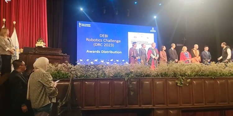 بحضور وزير الاتصالات..جامعة مصر للمعلوماتية تحتفل بالفائزين في مسابقة DEBI للروبوتات