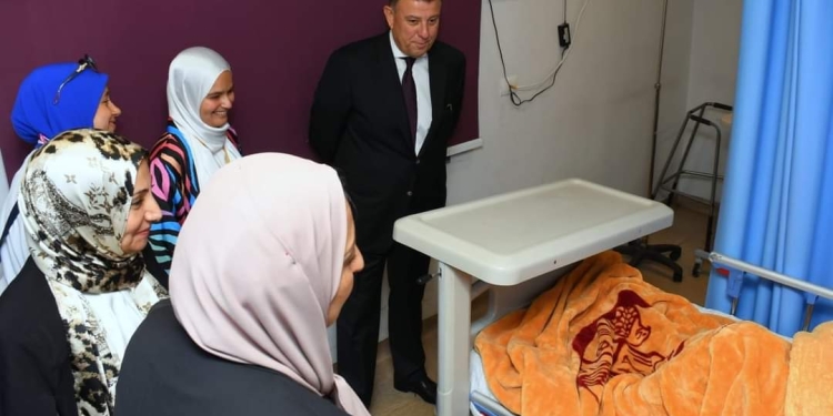 رئيس جامعة عين شمس يتفقد مستشفى طب المسنين