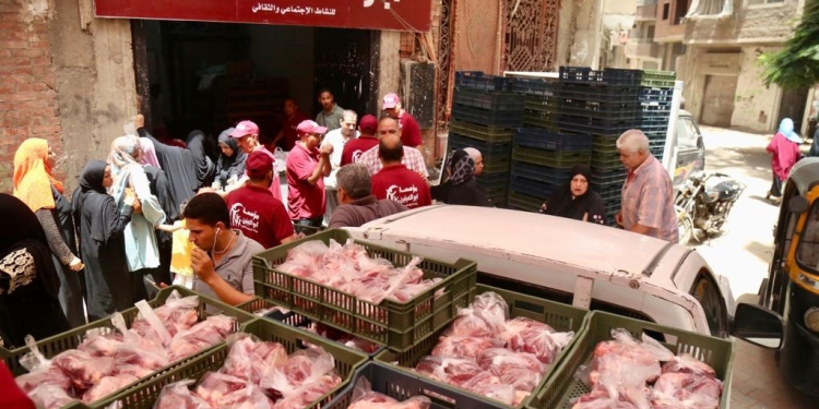 مؤسسة ابو العينين توزع 25 الف كيلو لحم على المستحقين يوميا