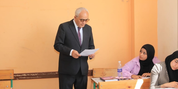 وزير التعليم يحاور طلاب الثانوية العامة 2023 داخل اللجنة ويجيب على استفساراتهم