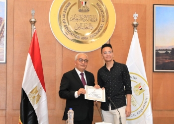 حجازي يكرم أوائل الثانوية العامة 2023 ويمنحهم شهادات تقدير