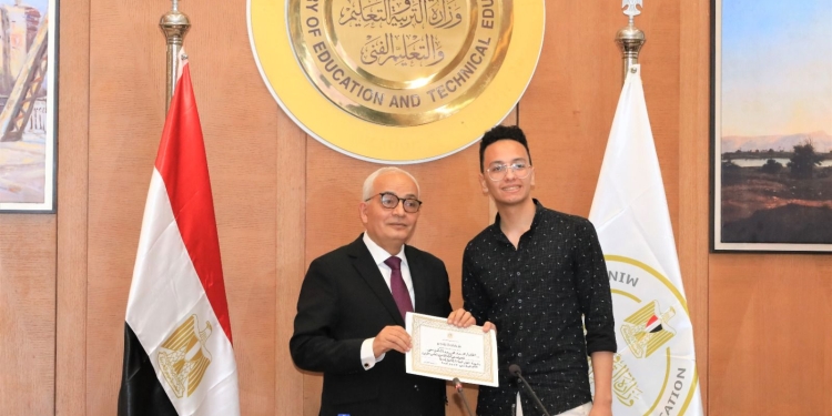 حجازي يكرم أوائل الثانوية العامة 2023 ويمنحهم شهادات تقدير