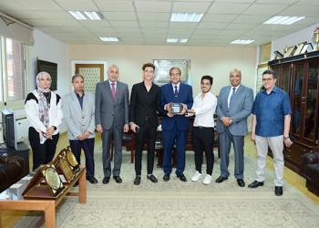 سبب تكريم رئيس جامعة سوهاج فريق بكلية العلوم