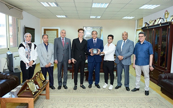 سبب تكريم رئيس جامعة سوهاج فريق بكلية العلوم