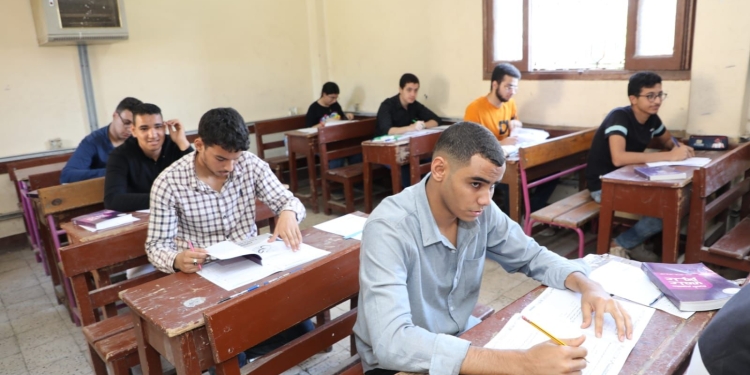 "التعليم" تحسم الجدل.. امتحان أكتوبر 2025 لطلاب الثاني الثانوي ورقي أم إلكتروني؟
