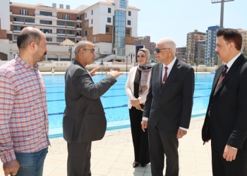 رئيس جامعة المنوفية يتفقد سير العمل بمجمع الرياضيات المائية