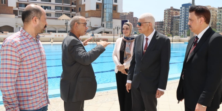 رئيس جامعة المنوفية يتفقد سير العمل بمجمع الرياضيات المائية