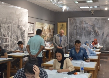 رئيس جامعة الأقصر يتفقد اختبارات القدرات بكلية الفنون الجميلة